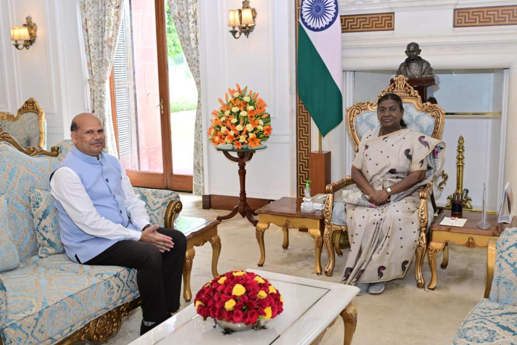 Vice-Chancellor (I/c) of IGNTU met the Hon'ble President of India.