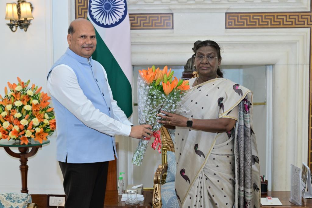 VC (I/c) of IGNTU met the Hon'ble President of India.
